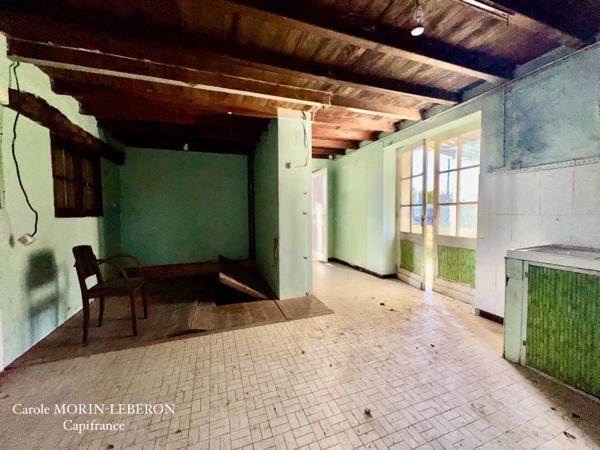 Maison en pierres à rénover, 3 chambres, grenier aménageable, garage et jardin