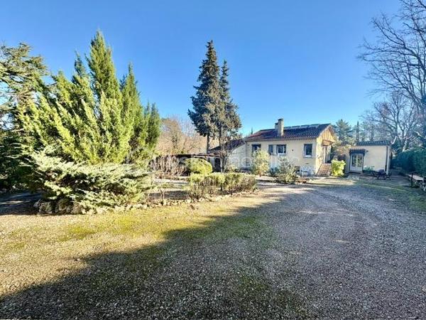 Découvrez cette maison familiale dans un quartier résidentiel proche de tout, offrant 210 m² de surface totale, située sur un magnifique terrain plat de 2590 m² avec piscine et chalet.

Quelques marches permettent d’accéder au premier niveau de plain-pied, où vous trouverez une cuisine américaine aménagée et équipée ouverte sur un séjour lumineux prolongé par une salle à manger, donnant directement accès à une agréable terrasse extérieure.

Ce niveau de 105 m2 se compose également de :
    •    une chambre
    •    une seconde pièce pouvant faire office de bureau ou dressing
    •    une salle d’eau avec WC
    •    un WC indépendant

Un studio attenant comprenant :
    •    un coin cuisine
    •    un coin nuit
    •    une salle d’eau avec WC

La maison dispose également d’un sous-sol entièrement aménagé de 88 m², offrant :
    •    deux chambres
    •    une cuisine équipée ouverte sur un séjour
    •    une salle d’eau avec WC
    •    une cave

Un garage de 17 m² vient compléter l’ensemble.

Cette propriété offre de nombreuses possibilités : maison familiale, logement attenant pour un proche, activité libérale ou rendement locatif grâce au studio et au sous-sol aménagé.

À l’extérieur, vous profiterez d’un grand terrain plat et clos de 2590 m², agrémenté d’une piscine et d’un chalet, idéal pour les moments de détente en famille.
Une maison offrant beaucoup d’espace et de potentiel, à découvrir sans tarder.