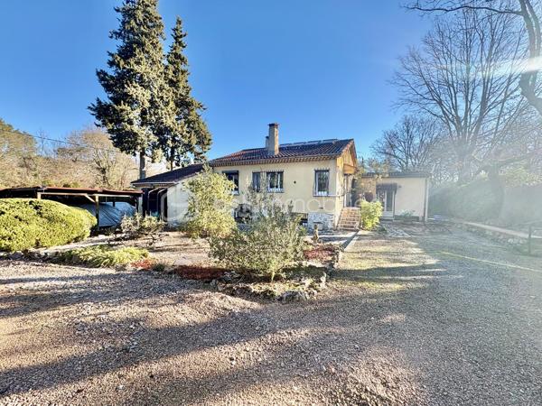 Découvrez cette maison familiale dans un quartier résidentiel proche de tout, offrant 210 m² de surface totale, située sur un magnifique terrain plat de 2590 m² avec piscine et chalet.

Quelques marches permettent d’accéder au premier niveau de plain-pied, où vous trouverez une cuisine américaine aménagée et équipée ouverte sur un séjour lumineux prolongé par une salle à manger, donnant directement accès à une agréable terrasse extérieure.

Ce niveau de 105 m2 se compose également de :
    •    une chambre
    •    une seconde pièce pouvant faire office de bureau ou dressing
    •    une salle d’eau avec WC
    •    un WC indépendant

Un studio attenant comprenant :
    •    un coin cuisine
    •    un coin nuit
    •    une salle d’eau avec WC

La maison dispose également d’un sous-sol entièrement aménagé de 88 m², offrant :
    •    deux chambres
    •    une cuisine équipée ouverte sur un séjour
    •    une salle d’eau avec WC
    •    une cave

Un garage de 17 m² vient compléter l’ensemble.

Cette propriété offre de nombreuses possibilités : maison familiale, logement attenant pour un proche, activité libérale ou rendement locatif grâce au studio et au sous-sol aménagé.

À l’extérieur, vous profiterez d’un grand terrain plat et clos de 2590 m², agrémenté d’une piscine et d’un chalet, idéal pour les moments de détente en famille.
Une maison offrant beaucoup d’espace et de potentiel, à découvrir sans tarder.