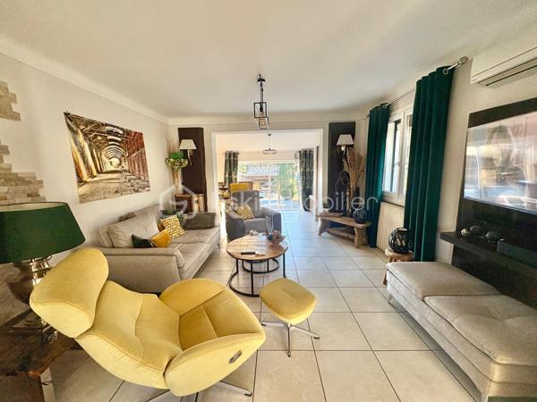 Découvrez cette maison familiale dans un quartier résidentiel proche de tout, offrant 210 m² de surface totale, située sur un magnifique terrain plat de 2590 m² avec piscine et chalet.

Quelques marches permettent d’accéder au premier niveau de plain-pied, où vous trouverez une cuisine américaine aménagée et équipée ouverte sur un séjour lumineux prolongé par une salle à manger, donnant directement accès à une agréable terrasse extérieure.

Ce niveau de 105 m2 se compose également de :
    •    une chambre
    •    une seconde pièce pouvant faire office de bureau ou dressing
    •    une salle d’eau avec WC
    •    un WC indépendant

Un studio attenant comprenant :
    •    un coin cuisine
    •    un coin nuit
    •    une salle d’eau avec WC

La maison dispose également d’un sous-sol entièrement aménagé de 88 m², offrant :
    •    deux chambres
    •    une cuisine équipée ouverte sur un séjour
    •    une salle d’eau avec WC
    •    une cave

Un garage de 17 m² vient compléter l’ensemble.

Cette propriété offre de nombreuses possibilités : maison familiale, logement attenant pour un proche, activité libérale ou rendement locatif grâce au studio et au sous-sol aménagé.

À l’extérieur, vous profiterez d’un grand terrain plat et clos de 2590 m², agrémenté d’une piscine et d’un chalet, idéal pour les moments de détente en famille.
Une maison offrant beaucoup d’espace et de potentiel, à découvrir sans tarder.