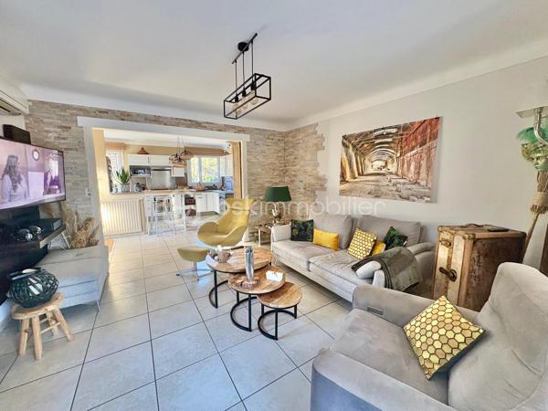 Découvrez cette maison familiale dans un quartier résidentiel proche de tout, offrant 210 m² de surface totale, située sur un magnifique terrain plat de 2590 m² avec piscine et chalet.

Quelques marches permettent d’accéder au premier niveau de plain-pied, où vous trouverez une cuisine américaine aménagée et équipée ouverte sur un séjour lumineux prolongé par une salle à manger, donnant directement accès à une agréable terrasse extérieure.

Ce niveau de 105 m2 se compose également de :
    •    une chambre
    •    une seconde pièce pouvant faire office de bureau ou dressing
    •    une salle d’eau avec WC
    •    un WC indépendant

Un studio attenant comprenant :
    •    un coin cuisine
    •    un coin nuit
    •    une salle d’eau avec WC

La maison dispose également d’un sous-sol entièrement aménagé de 88 m², offrant :
    •    deux chambres
    •    une cuisine équipée ouverte sur un séjour
    •    une salle d’eau avec WC
    •    une cave

Un garage de 17 m² vient compléter l’ensemble.

Cette propriété offre de nombreuses possibilités : maison familiale, logement attenant pour un proche, activité libérale ou rendement locatif grâce au studio et au sous-sol aménagé.

À l’extérieur, vous profiterez d’un grand terrain plat et clos de 2590 m², agrémenté d’une piscine et d’un chalet, idéal pour les moments de détente en famille.
Une maison offrant beaucoup d’espace et de potentiel, à découvrir sans tarder.