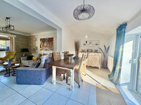 Découvrez cette maison familiale dans un quartier résidentiel proche de tout, offrant 210 m² de surface totale, située sur un magnifique terrain plat de 2590 m² avec piscine et chalet.

Quelques marches permettent d’accéder au premier niveau de plain-pied, où vous trouverez une cuisine américaine aménagée et équipée ouverte sur un séjour lumineux prolongé par une salle à manger, donnant directement accès à une agréable terrasse extérieure.

Ce niveau de 105 m2 se compose également de :
    •    une chambre
    •    une seconde pièce pouvant faire office de bureau ou dressing
    •    une salle d’eau avec WC
    •    un WC indépendant

Un studio attenant comprenant :
    •    un coin cuisine
    •    un coin nuit
    •    une salle d’eau avec WC

La maison dispose également d’un sous-sol entièrement aménagé de 88 m², offrant :
    •    deux chambres
    •    une cuisine équipée ouverte sur un séjour
    •    une salle d’eau avec WC
    •    une cave

Un garage de 17 m² vient compléter l’ensemble.

Cette propriété offre de nombreuses possibilités : maison familiale, logement attenant pour un proche, activité libérale ou rendement locatif grâce au studio et au sous-sol aménagé.

À l’extérieur, vous profiterez d’un grand terrain plat et clos de 2590 m², agrémenté d’une piscine et d’un chalet, idéal pour les moments de détente en famille.
Une maison offrant beaucoup d’espace et de potentiel, à découvrir sans tarder.