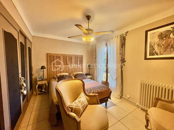 Découvrez cette maison familiale dans un quartier résidentiel proche de tout, offrant 210 m² de surface totale, située sur un magnifique terrain plat de 2590 m² avec piscine et chalet.

Quelques marches permettent d’accéder au premier niveau de plain-pied, où vous trouverez une cuisine américaine aménagée et équipée ouverte sur un séjour lumineux prolongé par une salle à manger, donnant directement accès à une agréable terrasse extérieure.

Ce niveau de 105 m2 se compose également de :
    •    une chambre
    •    une seconde pièce pouvant faire office de bureau ou dressing
    •    une salle d’eau avec WC
    •    un WC indépendant

Un studio attenant comprenant :
    •    un coin cuisine
    •    un coin nuit
    •    une salle d’eau avec WC

La maison dispose également d’un sous-sol entièrement aménagé de 88 m², offrant :
    •    deux chambres
    •    une cuisine équipée ouverte sur un séjour
    •    une salle d’eau avec WC
    •    une cave

Un garage de 17 m² vient compléter l’ensemble.

Cette propriété offre de nombreuses possibilités : maison familiale, logement attenant pour un proche, activité libérale ou rendement locatif grâce au studio et au sous-sol aménagé.

À l’extérieur, vous profiterez d’un grand terrain plat et clos de 2590 m², agrémenté d’une piscine et d’un chalet, idéal pour les moments de détente en famille.
Une maison offrant beaucoup d’espace et de potentiel, à découvrir sans tarder.