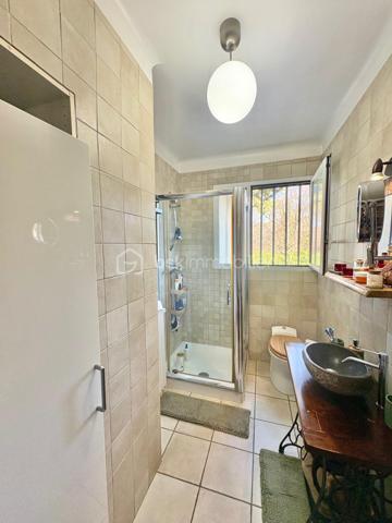 Découvrez cette maison familiale dans un quartier résidentiel proche de tout, offrant 210 m² de surface totale, située sur un magnifique terrain plat de 2590 m² avec piscine et chalet.

Quelques marches permettent d’accéder au premier niveau de plain-pied, où vous trouverez une cuisine américaine aménagée et équipée ouverte sur un séjour lumineux prolongé par une salle à manger, donnant directement accès à une agréable terrasse extérieure.

Ce niveau de 105 m2 se compose également de :
    •    une chambre
    •    une seconde pièce pouvant faire office de bureau ou dressing
    •    une salle d’eau avec WC
    •    un WC indépendant

Un studio attenant comprenant :
    •    un coin cuisine
    •    un coin nuit
    •    une salle d’eau avec WC

La maison dispose également d’un sous-sol entièrement aménagé de 88 m², offrant :
    •    deux chambres
    •    une cuisine équipée ouverte sur un séjour
    •    une salle d’eau avec WC
    •    une cave

Un garage de 17 m² vient compléter l’ensemble.

Cette propriété offre de nombreuses possibilités : maison familiale, logement attenant pour un proche, activité libérale ou rendement locatif grâce au studio et au sous-sol aménagé.

À l’extérieur, vous profiterez d’un grand terrain plat et clos de 2590 m², agrémenté d’une piscine et d’un chalet, idéal pour les moments de détente en famille.
Une maison offrant beaucoup d’espace et de potentiel, à découvrir sans tarder.
