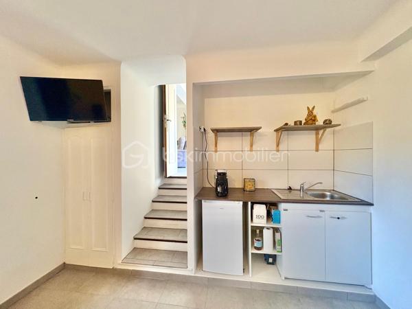 Découvrez cette maison familiale dans un quartier résidentiel proche de tout, offrant 210 m² de surface totale, située sur un magnifique terrain plat de 2590 m² avec piscine et chalet.

Quelques marches permettent d’accéder au premier niveau de plain-pied, où vous trouverez une cuisine américaine aménagée et équipée ouverte sur un séjour lumineux prolongé par une salle à manger, donnant directement accès à une agréable terrasse extérieure.

Ce niveau de 105 m2 se compose également de :
    •    une chambre
    •    une seconde pièce pouvant faire office de bureau ou dressing
    •    une salle d’eau avec WC
    •    un WC indépendant

Un studio attenant comprenant :
    •    un coin cuisine
    •    un coin nuit
    •    une salle d’eau avec WC

La maison dispose également d’un sous-sol entièrement aménagé de 88 m², offrant :
    •    deux chambres
    •    une cuisine équipée ouverte sur un séjour
    •    une salle d’eau avec WC
    •    une cave

Un garage de 17 m² vient compléter l’ensemble.

Cette propriété offre de nombreuses possibilités : maison familiale, logement attenant pour un proche, activité libérale ou rendement locatif grâce au studio et au sous-sol aménagé.

À l’extérieur, vous profiterez d’un grand terrain plat et clos de 2590 m², agrémenté d’une piscine et d’un chalet, idéal pour les moments de détente en famille.
Une maison offrant beaucoup d’espace et de potentiel, à découvrir sans tarder.