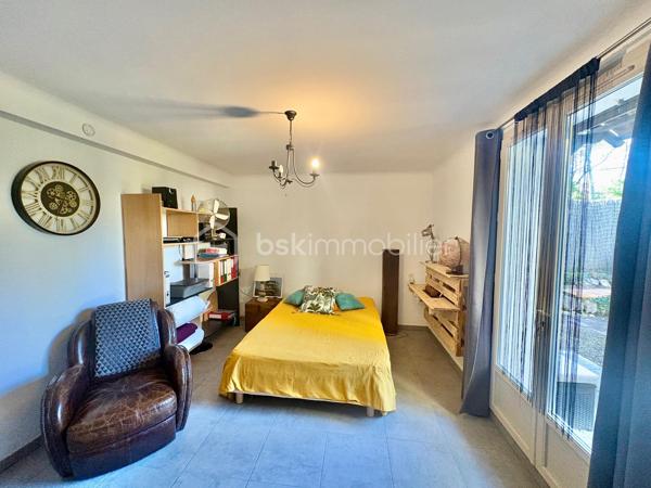 Découvrez cette maison familiale dans un quartier résidentiel proche de tout, offrant 210 m² de surface totale, située sur un magnifique terrain plat de 2590 m² avec piscine et chalet.

Quelques marches permettent d’accéder au premier niveau de plain-pied, où vous trouverez une cuisine américaine aménagée et équipée ouverte sur un séjour lumineux prolongé par une salle à manger, donnant directement accès à une agréable terrasse extérieure.

Ce niveau de 105 m2 se compose également de :
    •    une chambre
    •    une seconde pièce pouvant faire office de bureau ou dressing
    •    une salle d’eau avec WC
    •    un WC indépendant

Un studio attenant comprenant :
    •    un coin cuisine
    •    un coin nuit
    •    une salle d’eau avec WC

La maison dispose également d’un sous-sol entièrement aménagé de 88 m², offrant :
    •    deux chambres
    •    une cuisine équipée ouverte sur un séjour
    •    une salle d’eau avec WC
    •    une cave

Un garage de 17 m² vient compléter l’ensemble.

Cette propriété offre de nombreuses possibilités : maison familiale, logement attenant pour un proche, activité libérale ou rendement locatif grâce au studio et au sous-sol aménagé.

À l’extérieur, vous profiterez d’un grand terrain plat et clos de 2590 m², agrémenté d’une piscine et d’un chalet, idéal pour les moments de détente en famille.
Une maison offrant beaucoup d’espace et de potentiel, à découvrir sans tarder.