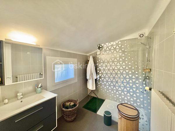 Découvrez cette maison familiale dans un quartier résidentiel proche de tout, offrant 210 m² de surface totale, située sur un magnifique terrain plat de 2590 m² avec piscine et chalet.

Quelques marches permettent d’accéder au premier niveau de plain-pied, où vous trouverez une cuisine américaine aménagée et équipée ouverte sur un séjour lumineux prolongé par une salle à manger, donnant directement accès à une agréable terrasse extérieure.

Ce niveau de 105 m2 se compose également de :
    •    une chambre
    •    une seconde pièce pouvant faire office de bureau ou dressing
    •    une salle d’eau avec WC
    •    un WC indépendant

Un studio attenant comprenant :
    •    un coin cuisine
    •    un coin nuit
    •    une salle d’eau avec WC

La maison dispose également d’un sous-sol entièrement aménagé de 88 m², offrant :
    •    deux chambres
    •    une cuisine équipée ouverte sur un séjour
    •    une salle d’eau avec WC
    •    une cave

Un garage de 17 m² vient compléter l’ensemble.

Cette propriété offre de nombreuses possibilités : maison familiale, logement attenant pour un proche, activité libérale ou rendement locatif grâce au studio et au sous-sol aménagé.

À l’extérieur, vous profiterez d’un grand terrain plat et clos de 2590 m², agrémenté d’une piscine et d’un chalet, idéal pour les moments de détente en famille.
Une maison offrant beaucoup d’espace et de potentiel, à découvrir sans tarder.
