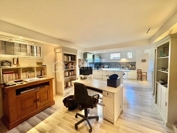 Découvrez cette maison familiale dans un quartier résidentiel proche de tout, offrant 210 m² de surface totale, située sur un magnifique terrain plat de 2590 m² avec piscine et chalet.

Quelques marches permettent d’accéder au premier niveau de plain-pied, où vous trouverez une cuisine américaine aménagée et équipée ouverte sur un séjour lumineux prolongé par une salle à manger, donnant directement accès à une agréable terrasse extérieure.

Ce niveau de 105 m2 se compose également de :
    •    une chambre
    •    une seconde pièce pouvant faire office de bureau ou dressing
    •    une salle d’eau avec WC
    •    un WC indépendant

Un studio attenant comprenant :
    •    un coin cuisine
    •    un coin nuit
    •    une salle d’eau avec WC

La maison dispose également d’un sous-sol entièrement aménagé de 88 m², offrant :
    •    deux chambres
    •    une cuisine équipée ouverte sur un séjour
    •    une salle d’eau avec WC
    •    une cave

Un garage de 17 m² vient compléter l’ensemble.

Cette propriété offre de nombreuses possibilités : maison familiale, logement attenant pour un proche, activité libérale ou rendement locatif grâce au studio et au sous-sol aménagé.

À l’extérieur, vous profiterez d’un grand terrain plat et clos de 2590 m², agrémenté d’une piscine et d’un chalet, idéal pour les moments de détente en famille.
Une maison offrant beaucoup d’espace et de potentiel, à découvrir sans tarder.