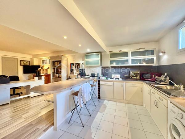 Découvrez cette maison familiale dans un quartier résidentiel proche de tout, offrant 210 m² de surface totale, située sur un magnifique terrain plat de 2590 m² avec piscine et chalet.

Quelques marches permettent d’accéder au premier niveau de plain-pied, où vous trouverez une cuisine américaine aménagée et équipée ouverte sur un séjour lumineux prolongé par une salle à manger, donnant directement accès à une agréable terrasse extérieure.

Ce niveau de 105 m2 se compose également de :
    •    une chambre
    •    une seconde pièce pouvant faire office de bureau ou dressing
    •    une salle d’eau avec WC
    •    un WC indépendant

Un studio attenant comprenant :
    •    un coin cuisine
    •    un coin nuit
    •    une salle d’eau avec WC

La maison dispose également d’un sous-sol entièrement aménagé de 88 m², offrant :
    •    deux chambres
    •    une cuisine équipée ouverte sur un séjour
    •    une salle d’eau avec WC
    •    une cave

Un garage de 17 m² vient compléter l’ensemble.

Cette propriété offre de nombreuses possibilités : maison familiale, logement attenant pour un proche, activité libérale ou rendement locatif grâce au studio et au sous-sol aménagé.

À l’extérieur, vous profiterez d’un grand terrain plat et clos de 2590 m², agrémenté d’une piscine et d’un chalet, idéal pour les moments de détente en famille.
Une maison offrant beaucoup d’espace et de potentiel, à découvrir sans tarder.