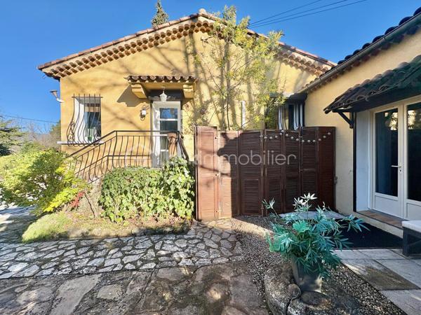 Découvrez cette maison familiale dans un quartier résidentiel proche de tout, offrant 210 m² de surface totale, située sur un magnifique terrain plat de 2590 m² avec piscine et chalet.

Quelques marches permettent d’accéder au premier niveau de plain-pied, où vous trouverez une cuisine américaine aménagée et équipée ouverte sur un séjour lumineux prolongé par une salle à manger, donnant directement accès à une agréable terrasse extérieure.

Ce niveau de 105 m2 se compose également de :
    •    une chambre
    •    une seconde pièce pouvant faire office de bureau ou dressing
    •    une salle d’eau avec WC
    •    un WC indépendant

Un studio attenant comprenant :
    •    un coin cuisine
    •    un coin nuit
    •    une salle d’eau avec WC

La maison dispose également d’un sous-sol entièrement aménagé de 88 m², offrant :
    •    deux chambres
    •    une cuisine équipée ouverte sur un séjour
    •    une salle d’eau avec WC
    •    une cave

Un garage de 17 m² vient compléter l’ensemble.

Cette propriété offre de nombreuses possibilités : maison familiale, logement attenant pour un proche, activité libérale ou rendement locatif grâce au studio et au sous-sol aménagé.

À l’extérieur, vous profiterez d’un grand terrain plat et clos de 2590 m², agrémenté d’une piscine et d’un chalet, idéal pour les moments de détente en famille.
Une maison offrant beaucoup d’espace et de potentiel, à découvrir sans tarder.