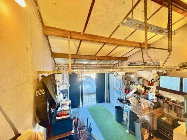 Découvrez cette maison familiale dans un quartier résidentiel proche de tout, offrant 210 m² de surface totale, située sur un magnifique terrain plat de 2590 m² avec piscine et chalet.

Quelques marches permettent d’accéder au premier niveau de plain-pied, où vous trouverez une cuisine américaine aménagée et équipée ouverte sur un séjour lumineux prolongé par une salle à manger, donnant directement accès à une agréable terrasse extérieure.

Ce niveau de 105 m2 se compose également de :
    •    une chambre
    •    une seconde pièce pouvant faire office de bureau ou dressing
    •    une salle d’eau avec WC
    •    un WC indépendant

Un studio attenant comprenant :
    •    un coin cuisine
    •    un coin nuit
    •    une salle d’eau avec WC

La maison dispose également d’un sous-sol entièrement aménagé de 88 m², offrant :
    •    deux chambres
    •    une cuisine équipée ouverte sur un séjour
    •    une salle d’eau avec WC
    •    une cave

Un garage de 17 m² vient compléter l’ensemble.

Cette propriété offre de nombreuses possibilités : maison familiale, logement attenant pour un proche, activité libérale ou rendement locatif grâce au studio et au sous-sol aménagé.

À l’extérieur, vous profiterez d’un grand terrain plat et clos de 2590 m², agrémenté d’une piscine et d’un chalet, idéal pour les moments de détente en famille.
Une maison offrant beaucoup d’espace et de potentiel, à découvrir sans tarder.