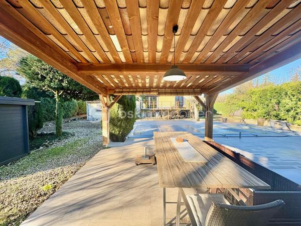 Découvrez cette maison familiale dans un quartier résidentiel proche de tout, offrant 210 m² de surface totale, située sur un magnifique terrain plat de 2590 m² avec piscine et chalet.

Quelques marches permettent d’accéder au premier niveau de plain-pied, où vous trouverez une cuisine américaine aménagée et équipée ouverte sur un séjour lumineux prolongé par une salle à manger, donnant directement accès à une agréable terrasse extérieure.

Ce niveau de 105 m2 se compose également de :
    •    une chambre
    •    une seconde pièce pouvant faire office de bureau ou dressing
    •    une salle d’eau avec WC
    •    un WC indépendant

Un studio attenant comprenant :
    •    un coin cuisine
    •    un coin nuit
    •    une salle d’eau avec WC

La maison dispose également d’un sous-sol entièrement aménagé de 88 m², offrant :
    •    deux chambres
    •    une cuisine équipée ouverte sur un séjour
    •    une salle d’eau avec WC
    •    une cave

Un garage de 17 m² vient compléter l’ensemble.

Cette propriété offre de nombreuses possibilités : maison familiale, logement attenant pour un proche, activité libérale ou rendement locatif grâce au studio et au sous-sol aménagé.

À l’extérieur, vous profiterez d’un grand terrain plat et clos de 2590 m², agrémenté d’une piscine et d’un chalet, idéal pour les moments de détente en famille.
Une maison offrant beaucoup d’espace et de potentiel, à découvrir sans tarder.