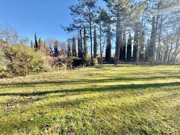 Découvrez cette maison familiale dans un quartier résidentiel proche de tout, offrant 210 m² de surface totale, située sur un magnifique terrain plat de 2590 m² avec piscine et chalet.

Quelques marches permettent d’accéder au premier niveau de plain-pied, où vous trouverez une cuisine américaine aménagée et équipée ouverte sur un séjour lumineux prolongé par une salle à manger, donnant directement accès à une agréable terrasse extérieure.

Ce niveau de 105 m2 se compose également de :
    •    une chambre
    •    une seconde pièce pouvant faire office de bureau ou dressing
    •    une salle d’eau avec WC
    •    un WC indépendant

Un studio attenant comprenant :
    •    un coin cuisine
    •    un coin nuit
    •    une salle d’eau avec WC

La maison dispose également d’un sous-sol entièrement aménagé de 88 m², offrant :
    •    deux chambres
    •    une cuisine équipée ouverte sur un séjour
    •    une salle d’eau avec WC
    •    une cave

Un garage de 17 m² vient compléter l’ensemble.

Cette propriété offre de nombreuses possibilités : maison familiale, logement attenant pour un proche, activité libérale ou rendement locatif grâce au studio et au sous-sol aménagé.

À l’extérieur, vous profiterez d’un grand terrain plat et clos de 2590 m², agrémenté d’une piscine et d’un chalet, idéal pour les moments de détente en famille.
Une maison offrant beaucoup d’espace et de potentiel, à découvrir sans tarder.