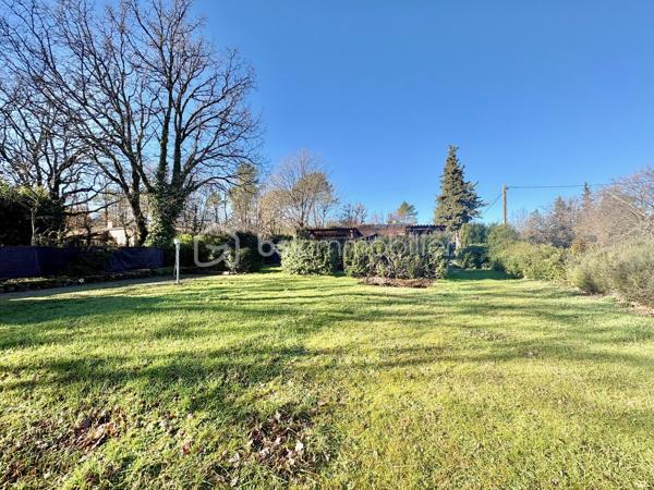 Découvrez cette maison familiale dans un quartier résidentiel proche de tout, offrant 210 m² de surface totale, située sur un magnifique terrain plat de 2590 m² avec piscine et chalet.

Quelques marches permettent d’accéder au premier niveau de plain-pied, où vous trouverez une cuisine américaine aménagée et équipée ouverte sur un séjour lumineux prolongé par une salle à manger, donnant directement accès à une agréable terrasse extérieure.

Ce niveau de 105 m2 se compose également de :
    •    une chambre
    •    une seconde pièce pouvant faire office de bureau ou dressing
    •    une salle d’eau avec WC
    •    un WC indépendant

Un studio attenant comprenant :
    •    un coin cuisine
    •    un coin nuit
    •    une salle d’eau avec WC

La maison dispose également d’un sous-sol entièrement aménagé de 88 m², offrant :
    •    deux chambres
    •    une cuisine équipée ouverte sur un séjour
    •    une salle d’eau avec WC
    •    une cave

Un garage de 17 m² vient compléter l’ensemble.

Cette propriété offre de nombreuses possibilités : maison familiale, logement attenant pour un proche, activité libérale ou rendement locatif grâce au studio et au sous-sol aménagé.

À l’extérieur, vous profiterez d’un grand terrain plat et clos de 2590 m², agrémenté d’une piscine et d’un chalet, idéal pour les moments de détente en famille.
Une maison offrant beaucoup d’espace et de potentiel, à découvrir sans tarder.