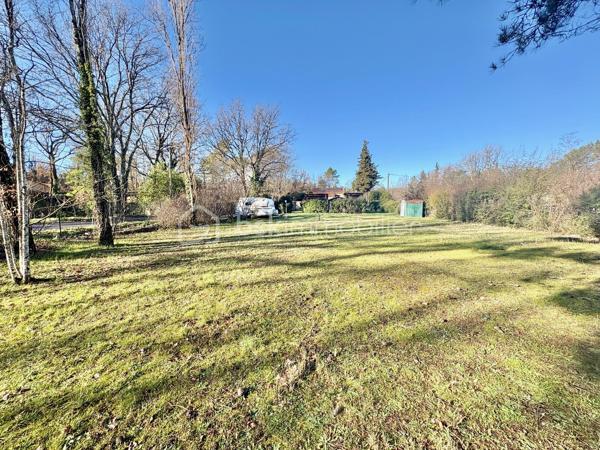 Découvrez cette maison familiale dans un quartier résidentiel proche de tout, offrant 210 m² de surface totale, située sur un magnifique terrain plat de 2590 m² avec piscine et chalet.

Quelques marches permettent d’accéder au premier niveau de plain-pied, où vous trouverez une cuisine américaine aménagée et équipée ouverte sur un séjour lumineux prolongé par une salle à manger, donnant directement accès à une agréable terrasse extérieure.

Ce niveau de 105 m2 se compose également de :
    •    une chambre
    •    une seconde pièce pouvant faire office de bureau ou dressing
    •    une salle d’eau avec WC
    •    un WC indépendant

Un studio attenant comprenant :
    •    un coin cuisine
    •    un coin nuit
    •    une salle d’eau avec WC

La maison dispose également d’un sous-sol entièrement aménagé de 88 m², offrant :
    •    deux chambres
    •    une cuisine équipée ouverte sur un séjour
    •    une salle d’eau avec WC
    •    une cave

Un garage de 17 m² vient compléter l’ensemble.

Cette propriété offre de nombreuses possibilités : maison familiale, logement attenant pour un proche, activité libérale ou rendement locatif grâce au studio et au sous-sol aménagé.

À l’extérieur, vous profiterez d’un grand terrain plat et clos de 2590 m², agrémenté d’une piscine et d’un chalet, idéal pour les moments de détente en famille.
Une maison offrant beaucoup d’espace et de potentiel, à découvrir sans tarder.