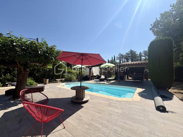 Découvrez cette maison familiale dans un quartier résidentiel proche de tout, offrant 210 m² de surface totale, située sur un magnifique terrain plat de 2590 m² avec piscine et chalet.

Quelques marches permettent d’accéder au premier niveau de plain-pied, où vous trouverez une cuisine américaine aménagée et équipée ouverte sur un séjour lumineux prolongé par une salle à manger, donnant directement accès à une agréable terrasse extérieure.

Ce niveau de 105 m2 se compose également de :
    •    une chambre
    •    une seconde pièce pouvant faire office de bureau ou dressing
    •    une salle d’eau avec WC
    •    un WC indépendant

Un studio attenant comprenant :
    •    un coin cuisine
    •    un coin nuit
    •    une salle d’eau avec WC

La maison dispose également d’un sous-sol entièrement aménagé de 88 m², offrant :
    •    deux chambres
    •    une cuisine équipée ouverte sur un séjour
    •    une salle d’eau avec WC
    •    une cave

Un garage de 17 m² vient compléter l’ensemble.

Cette propriété offre de nombreuses possibilités : maison familiale, logement attenant pour un proche, activité libérale ou rendement locatif grâce au studio et au sous-sol aménagé.

À l’extérieur, vous profiterez d’un grand terrain plat et clos de 2590 m², agrémenté d’une piscine et d’un chalet, idéal pour les moments de détente en famille.
Une maison offrant beaucoup d’espace et de potentiel, à découvrir sans tarder.