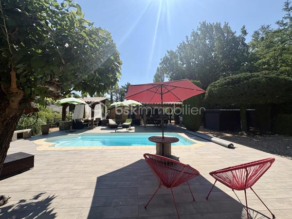 Découvrez cette maison familiale dans un quartier résidentiel proche de tout, offrant 210 m² de surface totale, située sur un magnifique terrain plat de 2590 m² avec piscine et chalet.

Quelques marches permettent d’accéder au premier niveau de plain-pied, où vous trouverez une cuisine américaine aménagée et équipée ouverte sur un séjour lumineux prolongé par une salle à manger, donnant directement accès à une agréable terrasse extérieure.

Ce niveau de 105 m2 se compose également de :
    •    une chambre
    •    une seconde pièce pouvant faire office de bureau ou dressing
    •    une salle d’eau avec WC
    •    un WC indépendant

Un studio attenant comprenant :
    •    un coin cuisine
    •    un coin nuit
    •    une salle d’eau avec WC

La maison dispose également d’un sous-sol entièrement aménagé de 88 m², offrant :
    •    deux chambres
    •    une cuisine équipée ouverte sur un séjour
    •    une salle d’eau avec WC
    •    une cave

Un garage de 17 m² vient compléter l’ensemble.

Cette propriété offre de nombreuses possibilités : maison familiale, logement attenant pour un proche, activité libérale ou rendement locatif grâce au studio et au sous-sol aménagé.

À l’extérieur, vous profiterez d’un grand terrain plat et clos de 2590 m², agrémenté d’une piscine et d’un chalet, idéal pour les moments de détente en famille.
Une maison offrant beaucoup d’espace et de potentiel, à découvrir sans tarder.