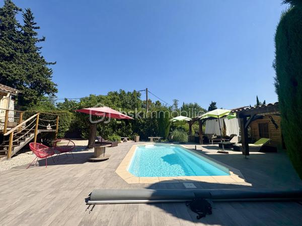 Découvrez cette maison familiale dans un quartier résidentiel proche de tout, offrant 210 m² de surface totale, située sur un magnifique terrain plat de 2590 m² avec piscine et chalet.

Quelques marches permettent d’accéder au premier niveau de plain-pied, où vous trouverez une cuisine américaine aménagée et équipée ouverte sur un séjour lumineux prolongé par une salle à manger, donnant directement accès à une agréable terrasse extérieure.

Ce niveau de 105 m2 se compose également de :
    •    une chambre
    •    une seconde pièce pouvant faire office de bureau ou dressing
    •    une salle d’eau avec WC
    •    un WC indépendant

Un studio attenant comprenant :
    •    un coin cuisine
    •    un coin nuit
    •    une salle d’eau avec WC

La maison dispose également d’un sous-sol entièrement aménagé de 88 m², offrant :
    •    deux chambres
    •    une cuisine équipée ouverte sur un séjour
    •    une salle d’eau avec WC
    •    une cave

Un garage de 17 m² vient compléter l’ensemble.

Cette propriété offre de nombreuses possibilités : maison familiale, logement attenant pour un proche, activité libérale ou rendement locatif grâce au studio et au sous-sol aménagé.

À l’extérieur, vous profiterez d’un grand terrain plat et clos de 2590 m², agrémenté d’une piscine et d’un chalet, idéal pour les moments de détente en famille.
Une maison offrant beaucoup d’espace et de potentiel, à découvrir sans tarder.