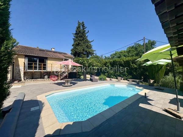 Découvrez cette maison familiale dans un quartier résidentiel proche de tout, offrant 210 m² de surface totale, située sur un magnifique terrain plat de 2590 m² avec piscine et chalet.

Quelques marches permettent d’accéder au premier niveau de plain-pied, où vous trouverez une cuisine américaine aménagée et équipée ouverte sur un séjour lumineux prolongé par une salle à manger, donnant directement accès à une agréable terrasse extérieure.

Ce niveau de 105 m2 se compose également de :
    •    une chambre
    •    une seconde pièce pouvant faire office de bureau ou dressing
    •    une salle d’eau avec WC
    •    un WC indépendant

Un studio attenant comprenant :
    •    un coin cuisine
    •    un coin nuit
    •    une salle d’eau avec WC

La maison dispose également d’un sous-sol entièrement aménagé de 88 m², offrant :
    •    deux chambres
    •    une cuisine équipée ouverte sur un séjour
    •    une salle d’eau avec WC
    •    une cave

Un garage de 17 m² vient compléter l’ensemble.

Cette propriété offre de nombreuses possibilités : maison familiale, logement attenant pour un proche, activité libérale ou rendement locatif grâce au studio et au sous-sol aménagé.

À l’extérieur, vous profiterez d’un grand terrain plat et clos de 2590 m², agrémenté d’une piscine et d’un chalet, idéal pour les moments de détente en famille.
Une maison offrant beaucoup d’espace et de potentiel, à découvrir sans tarder.