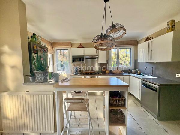 Découvrez cette maison familiale dans un quartier résidentiel proche de tout, offrant 210 m² de surface totale, située sur un magnifique terrain plat de 2590 m² avec piscine et chalet.

Quelques marches permettent d’accéder au premier niveau de plain-pied, où vous trouverez une cuisine américaine aménagée et équipée ouverte sur un séjour lumineux prolongé par une salle à manger, donnant directement accès à une agréable terrasse extérieure.

Ce niveau de 105 m2 se compose également de :
    •    une chambre
    •    une seconde pièce pouvant faire office de bureau ou dressing
    •    une salle d’eau avec WC
    •    un WC indépendant

Un studio attenant comprenant :
    •    un coin cuisine
    •    un coin nuit
    •    une salle d’eau avec WC

La maison dispose également d’un sous-sol entièrement aménagé de 88 m², offrant :
    •    deux chambres
    •    une cuisine équipée ouverte sur un séjour
    •    une salle d’eau avec WC
    •    une cave

Un garage de 17 m² vient compléter l’ensemble.

Cette propriété offre de nombreuses possibilités : maison familiale, logement attenant pour un proche, activité libérale ou rendement locatif grâce au studio et au sous-sol aménagé.

À l’extérieur, vous profiterez d’un grand terrain plat et clos de 2590 m², agrémenté d’une piscine et d’un chalet, idéal pour les moments de détente en famille.
Une maison offrant beaucoup d’espace et de potentiel, à découvrir sans tarder.