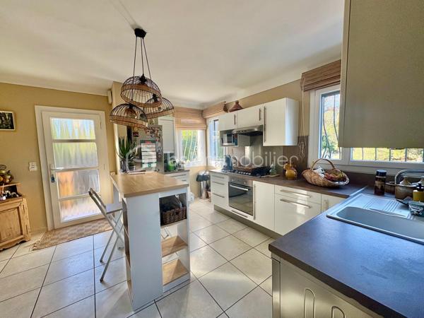 Découvrez cette maison familiale dans un quartier résidentiel proche de tout, offrant 210 m² de surface totale, située sur un magnifique terrain plat de 2590 m² avec piscine et chalet.

Quelques marches permettent d’accéder au premier niveau de plain-pied, où vous trouverez une cuisine américaine aménagée et équipée ouverte sur un séjour lumineux prolongé par une salle à manger, donnant directement accès à une agréable terrasse extérieure.

Ce niveau de 105 m2 se compose également de :
    •    une chambre
    •    une seconde pièce pouvant faire office de bureau ou dressing
    •    une salle d’eau avec WC
    •    un WC indépendant

Un studio attenant comprenant :
    •    un coin cuisine
    •    un coin nuit
    •    une salle d’eau avec WC

La maison dispose également d’un sous-sol entièrement aménagé de 88 m², offrant :
    •    deux chambres
    •    une cuisine équipée ouverte sur un séjour
    •    une salle d’eau avec WC
    •    une cave

Un garage de 17 m² vient compléter l’ensemble.

Cette propriété offre de nombreuses possibilités : maison familiale, logement attenant pour un proche, activité libérale ou rendement locatif grâce au studio et au sous-sol aménagé.

À l’extérieur, vous profiterez d’un grand terrain plat et clos de 2590 m², agrémenté d’une piscine et d’un chalet, idéal pour les moments de détente en famille.
Une maison offrant beaucoup d’espace et de potentiel, à découvrir sans tarder.