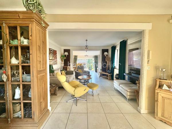 Découvrez cette maison familiale dans un quartier résidentiel proche de tout, offrant 210 m² de surface totale, située sur un magnifique terrain plat de 2590 m² avec piscine et chalet.

Quelques marches permettent d’accéder au premier niveau de plain-pied, où vous trouverez une cuisine américaine aménagée et équipée ouverte sur un séjour lumineux prolongé par une salle à manger, donnant directement accès à une agréable terrasse extérieure.

Ce niveau de 105 m2 se compose également de :
    •    une chambre
    •    une seconde pièce pouvant faire office de bureau ou dressing
    •    une salle d’eau avec WC
    •    un WC indépendant

Un studio attenant comprenant :
    •    un coin cuisine
    •    un coin nuit
    •    une salle d’eau avec WC

La maison dispose également d’un sous-sol entièrement aménagé de 88 m², offrant :
    •    deux chambres
    •    une cuisine équipée ouverte sur un séjour
    •    une salle d’eau avec WC
    •    une cave

Un garage de 17 m² vient compléter l’ensemble.

Cette propriété offre de nombreuses possibilités : maison familiale, logement attenant pour un proche, activité libérale ou rendement locatif grâce au studio et au sous-sol aménagé.

À l’extérieur, vous profiterez d’un grand terrain plat et clos de 2590 m², agrémenté d’une piscine et d’un chalet, idéal pour les moments de détente en famille.
Une maison offrant beaucoup d’espace et de potentiel, à découvrir sans tarder.