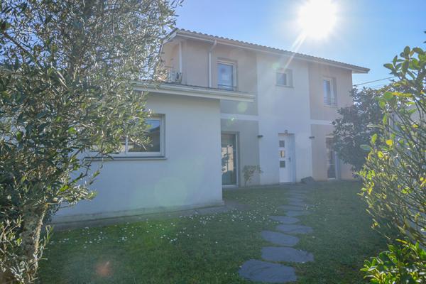 Maison Maison Familiale de 2013 - Quartier calme et résidentiel de "Gajac" - Saint Medard En Jalles 5 pièce(s) 99.37 m²