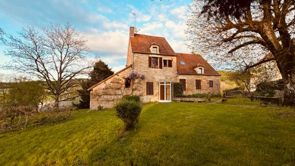 Bazoches (58190) Propriété de charme - Ancien presbytère avec vue exceptionnelle sur le château de Bazoches au prix de 318 000