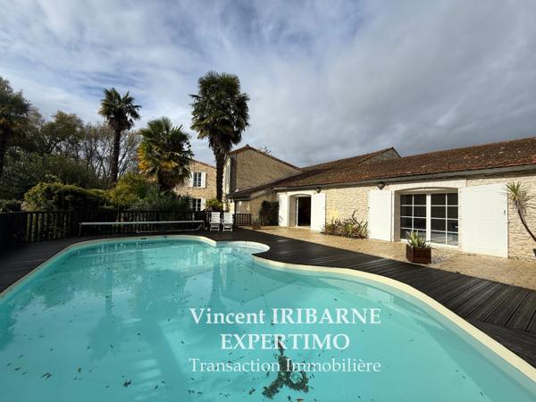 Chaniers (17610) Grande Maison Charentaise, 4 Chambres, Piscine, Jardin et Grange