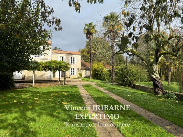 Chaniers (17610) Grande Maison Charentaise, 4 Chambres, Piscine, Jardin et Grange