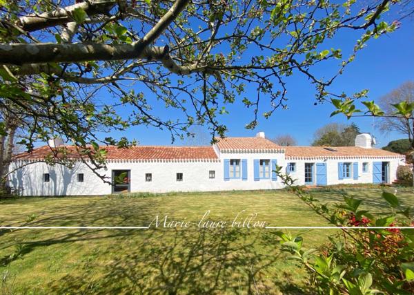 Maison à vendre 5 pièces CHALLANS (85), maison en pierre de charme 2 chambres, 2 sde, 2 salon séjour, annexes, garage, jardin