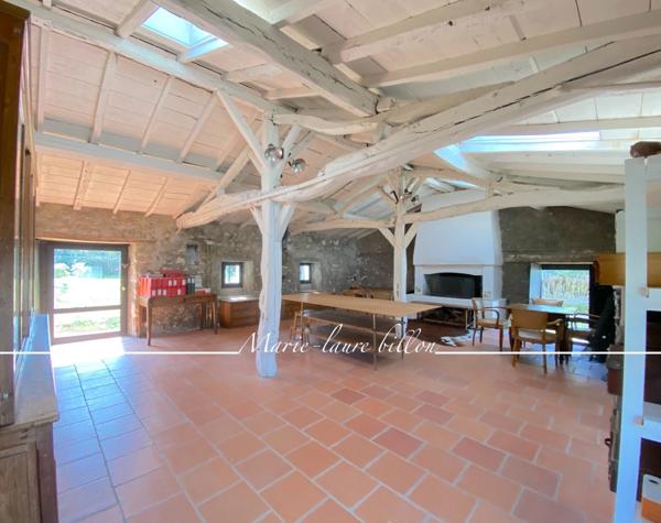 Maison à vendre 5 pièces CHALLANS (85), maison en pierre de charme 2 chambres, 2 sde, 2 salon séjour, annexes, garage, jardin