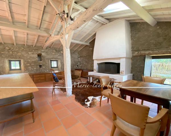 Maison à vendre 5 pièces CHALLANS (85), maison en pierre de charme 2 chambres, 2 sde, 2 salon séjour, annexes, garage, jardin