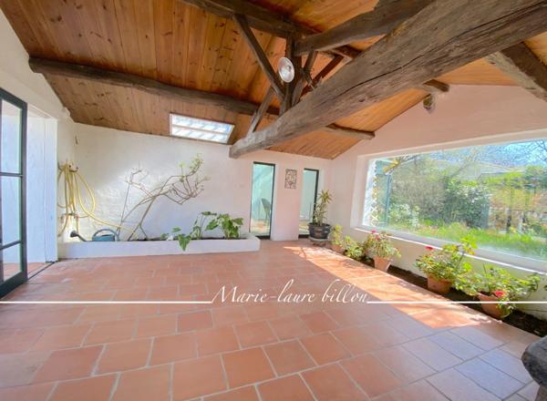 Maison à vendre 5 pièces CHALLANS (85), maison en pierre de charme 2 chambres, 2 sde, 2 salon séjour, annexes, garage, jardin