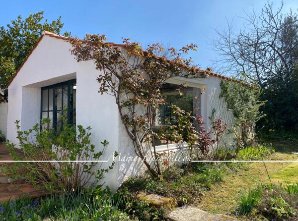 Maison à vendre 5 pièces CHALLANS (85), maison en pierre de charme 2 chambres, 2 sde, 2 salon séjour, annexes, garage, jardin