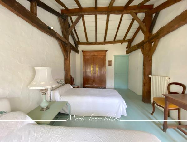 Maison à vendre 5 pièces CHALLANS (85), maison en pierre de charme 2 chambres, 2 sde, 2 salon séjour, annexes, garage, jardin