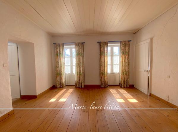 Maison à vendre 5 pièces CHALLANS (85), maison en pierre de charme 2 chambres, 2 sde, 2 salon séjour, annexes, garage, jardin