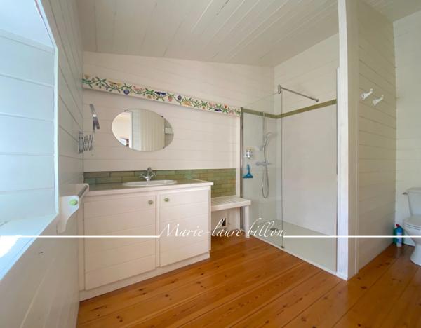 Maison à vendre 5 pièces CHALLANS (85), maison en pierre de charme 2 chambres, 2 sde, 2 salon séjour, annexes, garage, jardin