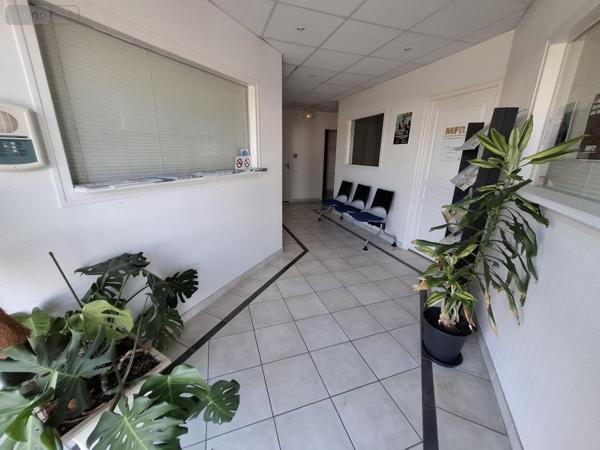 Fonds et/ou murs commerciaux à vendre à Saintes en Charente-Maritime (17100), ref : 17111-692