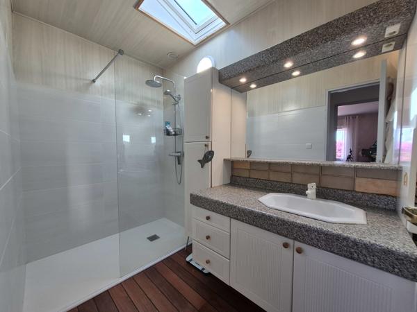Maison familiale avec piscine et dépendance