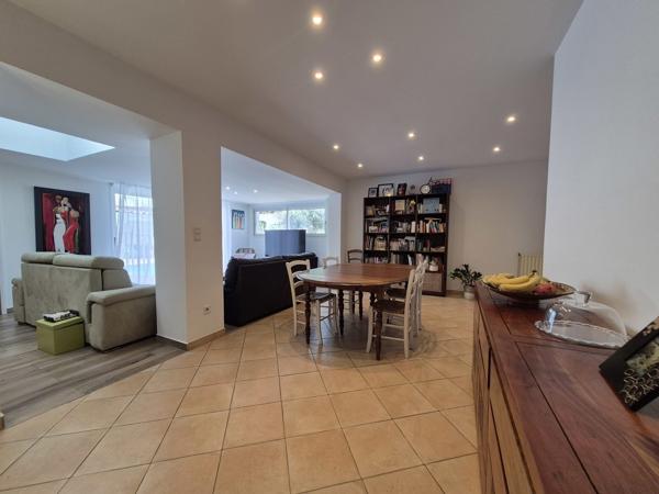 Maison familiale avec piscine et dépendance