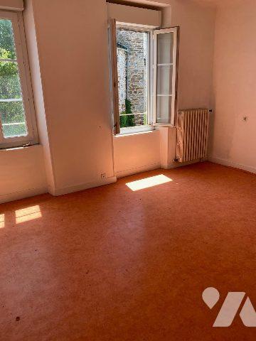 Maison de village avec local commercial loue, grange et terrain