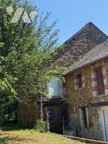 Maison de village avec local commercial loue, grange et terrain