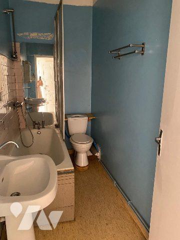 Maison de village avec local commercial loue, grange et terrain