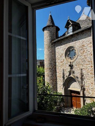 Maison de village avec local commercial loue, grange et terrain