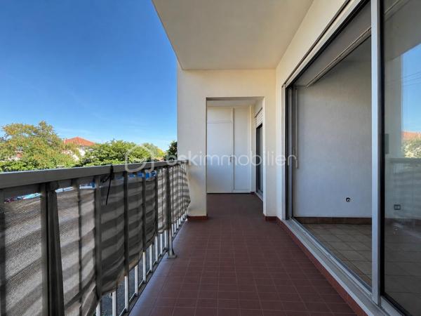 Situé dans le secteur recherché des Marronniers, au sein d'un environnement calme et agréable, venez découvrir cet appartement de type 2 d'une superficie de 45,16 m² (loi Carrez), situé au 1er étage d'une résidence avec ascenseur, offrant un beau potentiel après rénovation.

L'appartement se compose d'une entrée desservant un salon/salle à manger lumineux, une cuisine indépendante, une chambre, une salle de bains, un WC séparé, ainsi qu'un cellier pratique pour le rangement.

Vous profiterez également d'une terrasse de 8 m², idéale pour vos moments de détente, ainsi que d'une place de parking privative.

Le bien est équipé de la climatisation, un véritable atout de confort.

Des travaux de rénovation sont à prévoir, offrant l'opportunité de repenser entièrement cet appartement selon vos goûts et vos besoins. Une belle occasion pour un premier achat, un investissement locatif ou un projet de résidence principale personnalisé.

Informations complémentaires :

Surface loi Carrez : 45,16 m²
Situé au 1er étage avec ascenseur
Terrasse : 8 m²
Place de parking privative
Taxe foncière : 1 025 € / an
Charges de copropriété : 110 € / mois, comprenant l'eau, l'ascenseur et l'entretien des parties communes

Un bien à fort potentiel, idéalement situé, à découvrir sans tarder !