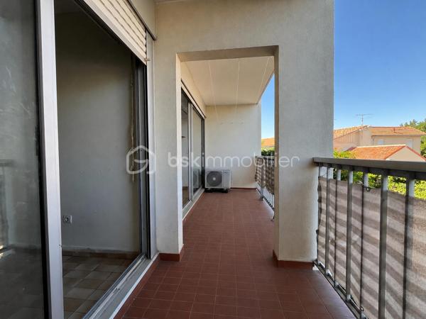 Situé dans le secteur recherché des Marronniers, au sein d'un environnement calme et agréable, venez découvrir cet appartement de type 2 d'une superficie de 45,16 m² (loi Carrez), situé au 1er étage d'une résidence avec ascenseur, offrant un beau potentiel après rénovation.

L'appartement se compose d'une entrée desservant un salon/salle à manger lumineux, une cuisine indépendante, une chambre, une salle de bains, un WC séparé, ainsi qu'un cellier pratique pour le rangement.

Vous profiterez également d'une terrasse de 8 m², idéale pour vos moments de détente, ainsi que d'une place de parking privative.

Le bien est équipé de la climatisation, un véritable atout de confort.

Des travaux de rénovation sont à prévoir, offrant l'opportunité de repenser entièrement cet appartement selon vos goûts et vos besoins. Une belle occasion pour un premier achat, un investissement locatif ou un projet de résidence principale personnalisé.

Informations complémentaires :

Surface loi Carrez : 45,16 m²
Situé au 1er étage avec ascenseur
Terrasse : 8 m²
Place de parking privative
Taxe foncière : 1 025 € / an
Charges de copropriété : 110 € / mois, comprenant l'eau, l'ascenseur et l'entretien des parties communes

Un bien à fort potentiel, idéalement situé, à découvrir sans tarder !