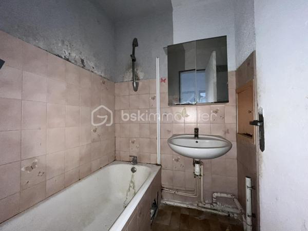 Situé dans le secteur recherché des Marronniers, au sein d'un environnement calme et agréable, venez découvrir cet appartement de type 2 d'une superficie de 45,16 m² (loi Carrez), situé au 1er étage d'une résidence avec ascenseur, offrant un beau potentiel après rénovation.

L'appartement se compose d'une entrée desservant un salon/salle à manger lumineux, une cuisine indépendante, une chambre, une salle de bains, un WC séparé, ainsi qu'un cellier pratique pour le rangement.

Vous profiterez également d'une terrasse de 8 m², idéale pour vos moments de détente, ainsi que d'une place de parking privative.

Le bien est équipé de la climatisation, un véritable atout de confort.

Des travaux de rénovation sont à prévoir, offrant l'opportunité de repenser entièrement cet appartement selon vos goûts et vos besoins. Une belle occasion pour un premier achat, un investissement locatif ou un projet de résidence principale personnalisé.

Informations complémentaires :

Surface loi Carrez : 45,16 m²
Situé au 1er étage avec ascenseur
Terrasse : 8 m²
Place de parking privative
Taxe foncière : 1 025 € / an
Charges de copropriété : 110 € / mois, comprenant l'eau, l'ascenseur et l'entretien des parties communes

Un bien à fort potentiel, idéalement situé, à découvrir sans tarder !