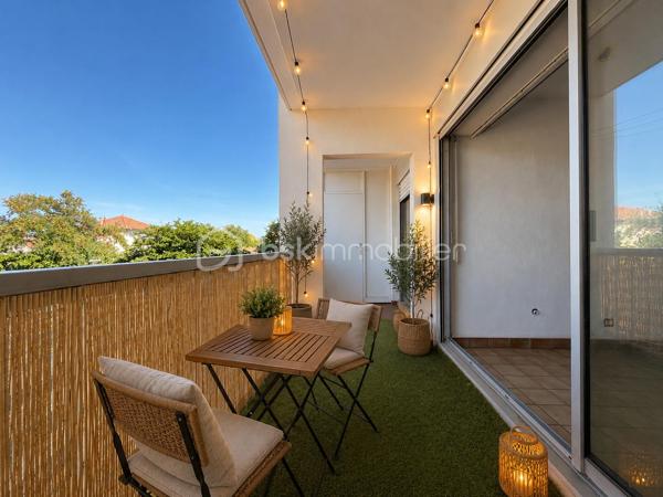 Situé dans le secteur recherché des Marronniers, au sein d'un environnement calme et agréable, venez découvrir cet appartement de type 2 d'une superficie de 45,16 m² (loi Carrez), situé au 1er étage d'une résidence avec ascenseur, offrant un beau potentiel après rénovation.

L'appartement se compose d'une entrée desservant un salon/salle à manger lumineux, une cuisine indépendante, une chambre, une salle de bains, un WC séparé, ainsi qu'un cellier pratique pour le rangement.

Vous profiterez également d'une terrasse de 8 m², idéale pour vos moments de détente, ainsi que d'une place de parking privative.

Le bien est équipé de la climatisation, un véritable atout de confort.

Des travaux de rénovation sont à prévoir, offrant l'opportunité de repenser entièrement cet appartement selon vos goûts et vos besoins. Une belle occasion pour un premier achat, un investissement locatif ou un projet de résidence principale personnalisé.

Informations complémentaires :

Surface loi Carrez : 45,16 m²
Situé au 1er étage avec ascenseur
Terrasse : 8 m²
Place de parking privative
Taxe foncière : 1 025 € / an
Charges de copropriété : 110 € / mois, comprenant l'eau, l'ascenseur et l'entretien des parties communes

Un bien à fort potentiel, idéalement situé, à découvrir sans tarder !