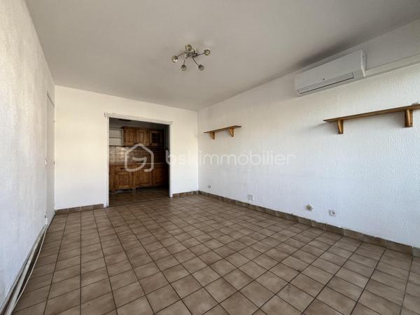Situé dans le secteur recherché des Marronniers, au sein d'un environnement calme et agréable, venez découvrir cet appartement de type 2 d'une superficie de 45,16 m² (loi Carrez), situé au 1er étage d'une résidence avec ascenseur, offrant un beau potentiel après rénovation.

L'appartement se compose d'une entrée desservant un salon/salle à manger lumineux, une cuisine indépendante, une chambre, une salle de bains, un WC séparé, ainsi qu'un cellier pratique pour le rangement.

Vous profiterez également d'une terrasse de 8 m², idéale pour vos moments de détente, ainsi que d'une place de parking privative.

Le bien est équipé de la climatisation, un véritable atout de confort.

Des travaux de rénovation sont à prévoir, offrant l'opportunité de repenser entièrement cet appartement selon vos goûts et vos besoins. Une belle occasion pour un premier achat, un investissement locatif ou un projet de résidence principale personnalisé.

Informations complémentaires :

Surface loi Carrez : 45,16 m²
Situé au 1er étage avec ascenseur
Terrasse : 8 m²
Place de parking privative
Taxe foncière : 1 025 € / an
Charges de copropriété : 110 € / mois, comprenant l'eau, l'ascenseur et l'entretien des parties communes

Un bien à fort potentiel, idéalement situé, à découvrir sans tarder !